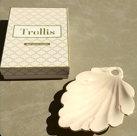 Trellis Leaf Scalloped Spoon Holder - Picture 6 of 8